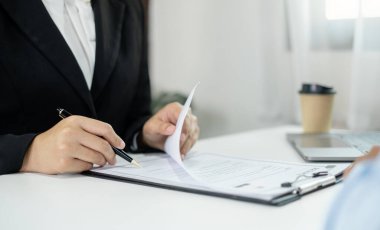 İş adamlarının bir özgeçmişi var ve iş görüşmeleri için iş başvurularıyla konuşuyorlar. Kariyerleri ve şirketteki kişisel geçmişleri hakkında. İşe alım kavramları.