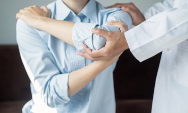 Kadın fizyoterapistler dirsek yaralanması olan kadınlara yardım ediyor ve rehabilitasyon merkezlerindeki hastaları muayene ediyorlar. Fizyoterapi kavramları.