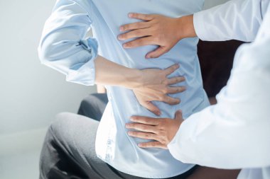 Kadın fizyoterapistler, rehabilitasyon merkezinde kadın hastalara sırt masajı ve kas iyileşmesi için fiziksel yardım sağlıyorlar..