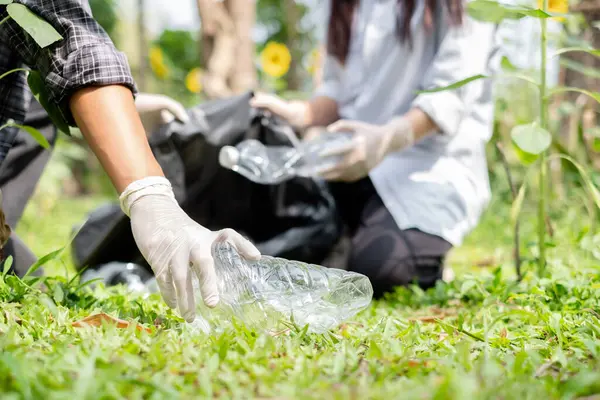 Eller plastik şişeleri toplar, çöpleri siyah çöp torbalarına doldurur, parkları temizler, kirlilikten korur, çevreye ve ekosisteme dost olur..