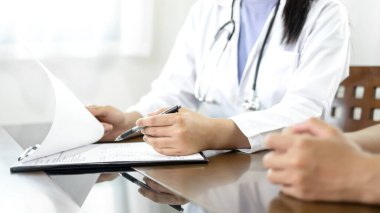 Hastaları tedavi eden kadın doktorlar fiziksel muayeneden sonra sonuçları dinlemek ve tıbbi bilgileri açıklamak ve hastalığı teşhis etmek için randevu alıyorlar. Tıbbi kavramlar ve sağlık.
