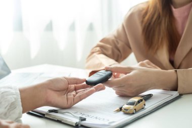 Araba satıcısı kredi, sigorta bilgileri ve araba kiralama bilgileri hakkında tavsiyelerde bulunur ve kira sözleşmesi imzalandıktan sonra arabayı teslim eder..