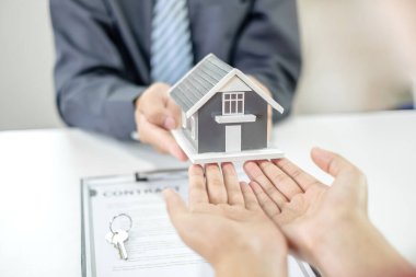 Emlak komisyoncusu, bir ev kiralama ve ev sigortası konsepti satın alma anlaşmasına göre imzayı attıktan sonra evi yeni sahibine devretmiş..