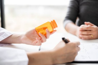 Hastaları tedavi eden kadın doktorlar, tıbbi bilgileri ve teşhisi açıkladıktan sonra sonuçları dinlemek için randevu alırlar. Tıbbi kavramlar ve sağlık.