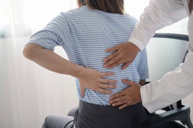 Kadın fizyoterapistler, rehabilitasyon merkezinde kadın hastalara sırt masajı ve kas iyileşmesi için fiziksel yardım sağlıyorlar..