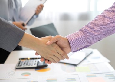 İş adamları toplantı başarıyla sonuçlandıktan sonra el sıkıştılar ve anlaştılar..