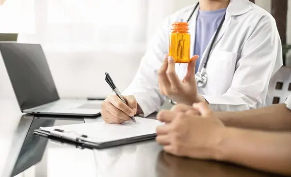 stock image Female doctors who treat patients make an appointment to listen to the results after a physical examination and explain medical information and diagnose the disease. Medical concepts and good health.