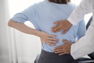 Kadın fizyoterapistler, rehabilitasyon merkezinde kadın hastalara sırt masajı ve kas iyileşmesi için fiziksel yardım sağlıyorlar..