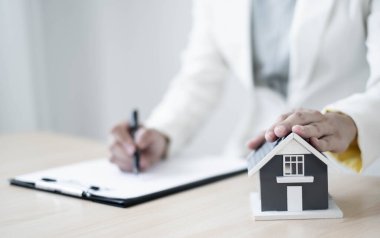 gayrimenkul yatırımları ve ev sigortası sözleşmeleri imzalayan ajanlar, müşterilerin satın almalarını onaylayan ev sigortası anlaşmalarına uygun olarak,.