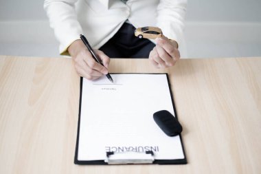 Otomobil kredileri veya kiralamalarla çalışan satıcılar, şirketten bir araba satın almayı veya kiralamayı kolaylaştırıyor. Araba kredisi ve araba sigortası kavramı.