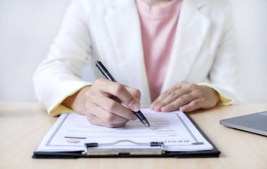 İş kadını işvereni işe yeni eleman almaya devam ediyor. Adayları işe alıyor, iş görüşmesinden önce bilgileri analiz ediyor. İşe alım kavramları.