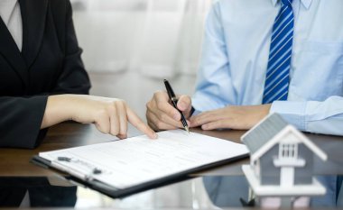 Emlakçılar ev satışı sigortası teklif eder ve müşteri resmi bir anlaşma uyarınca satış sözleşmesini imzalar imzalamaz kapatırlar. Gayrimenkul Ev Sigortası.