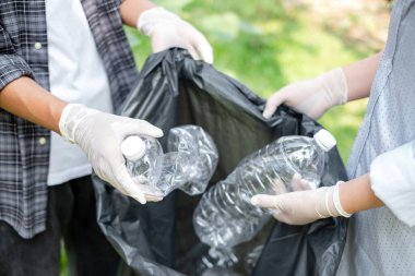 Çöp toplama, gönüllü ekip plastik şişeleri toplayacak, çöpleri parkları temizlemek, kirlilikten kaçınmak, çevreye ve ekosisteme dost olmak için siyah çöp torbalarına koyacak..