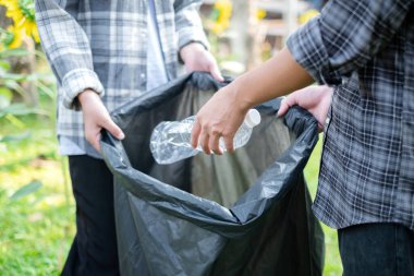 Çöp toplama, gönüllü ekip plastik şişeleri toplayacak, çöpleri parkları temizlemek, kirlilikten kaçınmak, çevreye ve ekosisteme dost olmak için siyah çöp torbalarına koyacak..