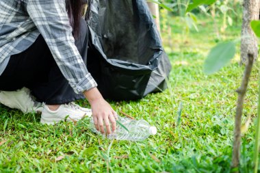 Çöp toplama, gönüllü ekip plastik şişeleri toplayacak, çöpleri parkları temizlemek, kirlilikten kaçınmak, çevreye ve ekosisteme dost olmak için siyah çöp torbalarına koyacak..