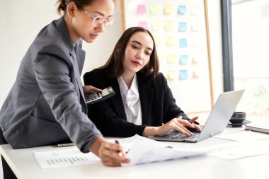 İş dünyası liderleri grafikler, finansal grafikler hakkında konuşuyor. Sonuçlar, planlama stratejilerini analiz ediyor ve hesaplıyor. İş başarısı oluşturma süreçleri..