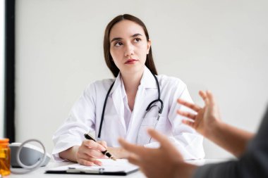 Hastaları tedavi eden kadın doktorlar fiziksel muayeneden sonra sonuçları dinlemek ve tıbbi bilgileri açıklamak ve hastalığı teşhis etmek için randevu alıyorlar. Sağlık sigortası kavramları.