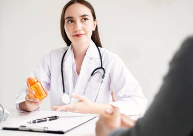 Hastaları tedavi eden kadın doktorlar fiziksel muayeneden sonra sonuçları dinlemek ve tıbbi bilgileri açıklamak ve hastalığı teşhis etmek için randevu alıyorlar. Sağlık sigortası kavramları.