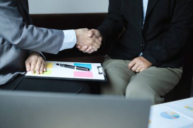 İş kadını toplantı başarıyla sonuçlandıktan sonra el sıkıştı..