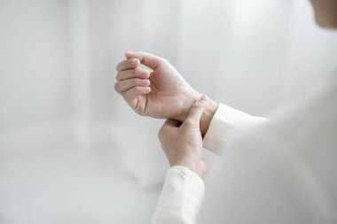 Bileğinde ağrı, avucunda uyuşukluk ve ağrı olan bir kadın elinin sinir uçlarında ağrı ve karıncalanma vardır. Bu ofiste uzun süre oturup çalışmanın bir yan etkisidir..