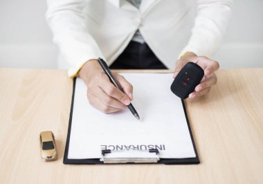 Araba satıcısı konsepti Araba sigortası, krediler ve araba kiralama.