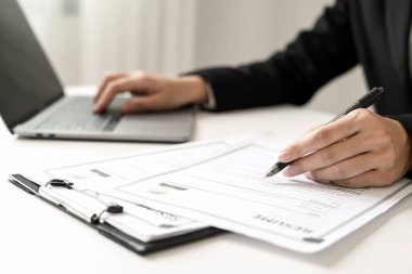 İş kadını işvereni işe yeni eleman almaya devam ediyor. Adayları işe alıyor, iş görüşmesinden önce bilgileri analiz ediyor. İşe alım kavramları.