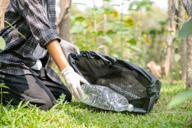 Elle plastik şişeleri toplayın, çöpleri siyah çöp torbalarına doldurun, parkları temizleyin, kirlilikten kaçının, çevreye ve ekosisteme dost olun.