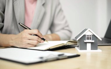 gayrimenkul yatırımları ve ev sigortası sözleşmeleri imzalayan ajanlar, müşterilerin satın almalarını onaylayan ev sigortası anlaşmalarına uygun olarak,.