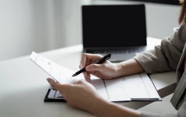 İş kadını işvereni işe yeni eleman almaya devam ediyor. Adayları işe alıyor, iş görüşmesinden önce bilgileri analiz ediyor. İşe alım kavramları.