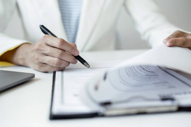 İş kadını işvereni işe yeni eleman almaya devam ediyor. Adayları işe alıyor, iş görüşmesinden önce bilgileri analiz ediyor. İşe alım kavramları.