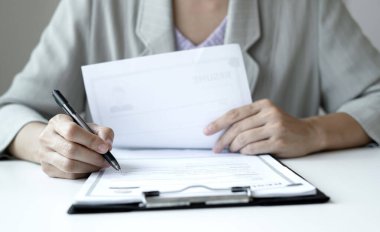 İş kadını işvereni işe yeni eleman almaya devam ediyor. Adayları işe alıyor, iş görüşmesinden önce bilgileri analiz ediyor. İşe alım kavramları.