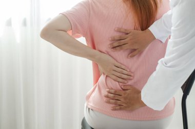 Kadın fizyoterapistler, rehabilitasyon merkezinde kadın hastalara sırt masajı ve kas iyileşmesi için fiziksel yardım sağlıyorlar..