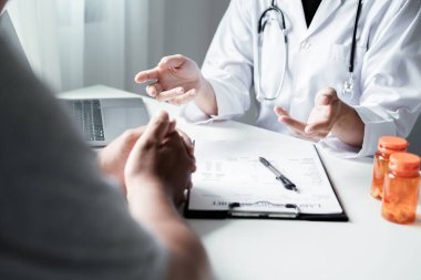 Hastaları tedavi eden kadın doktorlar fiziksel muayeneden sonra sonuçları dinlemek ve tıbbi bilgileri açıklamak ve hastalığı teşhis etmek için randevu alıyorlar. Tıbbi kavramlar ve sağlık.