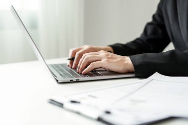 İş kadını işvereni işe yeni eleman almaya devam ediyor. Adayları işe alıyor, iş görüşmesinden önce bilgileri analiz ediyor. İşe alım kavramları.
