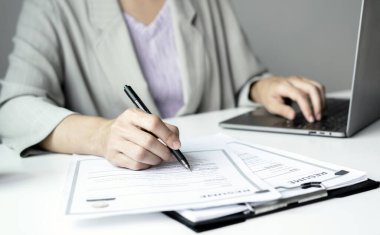 İş kadını işvereni işe yeni eleman almaya devam ediyor. Adayları işe alıyor, iş görüşmesinden önce bilgileri analiz ediyor. İşe alım kavramları.