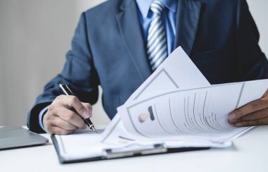 İş adamı işvereni işe yeni eleman almaya devam ediyor. İş görüşmesinden önce adayları işe alıyor, bilgileri analiz ediyor. İşe alım kavramları.