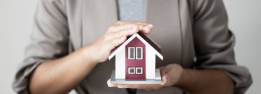 Emlak konsepti. Ev sigortası, krediler ve kiralık evler..