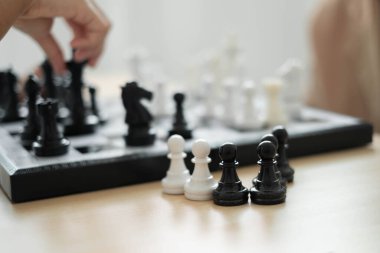 İş dünyasının rekabetteki hamlesi liderlik, takipçiler ve ticari başarı stratejilerini gösteriyor.