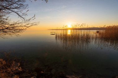 Macaristan, Sajkod, Tihany yakınlarındaki Balaton Gölü 'nde gün batımı.