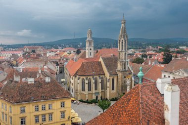 Firewatch Kulesi 'nin balkonundan görüntü. Eski Sopron kasabasının ana meydanı. Macaristan 'ın batı Transdanubia' sındaki eski bir kasaba..