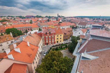 Firewatch Kulesi 'nin balkonundan görüntü. Eski Sopron kasabasının ana meydanı. Macaristan 'ın batı Transdanubia' sındaki eski bir kasaba..