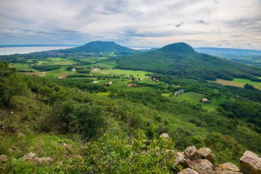 Balaton Highlands, Toti-Hill 'den Badacsony' yi izleyin. Macaristan 'da Balaton Gölü ile Badacsony Tepesi.