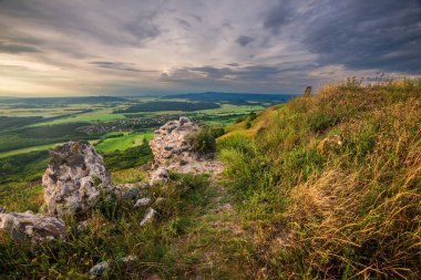 Günbatımında Balaton Highlands, Macaristan 'daki Csobanc' tan görüntü.