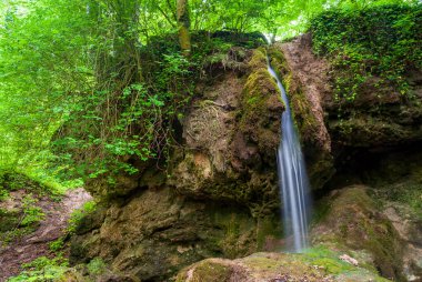 Csurgokut, Macaristan 'ın Farkasgyepu kenti yakınlarında küçük bir orman şelalesidir..