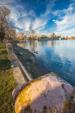 Tata Şatosu ve Tata Şehri, Macaristan 'daki eski göl manzarası