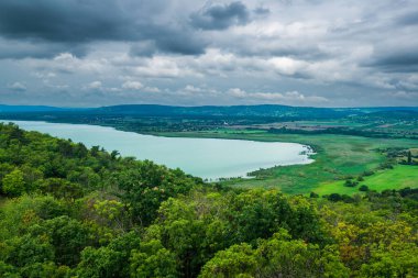 Tihany Yarımadası 'ndan Balaton Gölü' ne bakın, Gözcü Kulesi. Küçük gölü olan Tihany yarımadası, Macaristan.