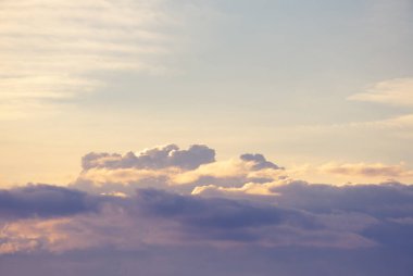 Gün batımının ışıkları altında yakın bulutlar. Dramatik ışıkla güzel gün batımı bulutları.