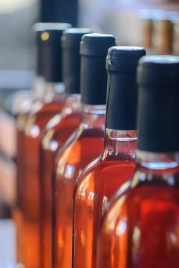 Üst üste şarap şişeleri. Cabernet Franc Rose şişeleri Macar şarap mahzeninde.