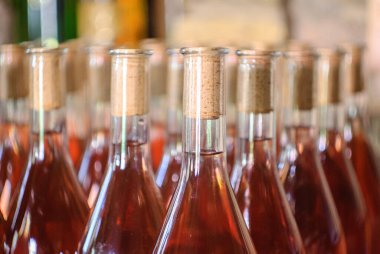 Üst üste şarap şişeleri. Cabernet Franc Rose şişeleri Macar şarap mahzeninde.