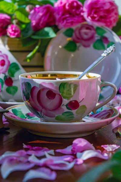 Чашка Чая Окружении Розовых Ароматных Роз — стоковое фото